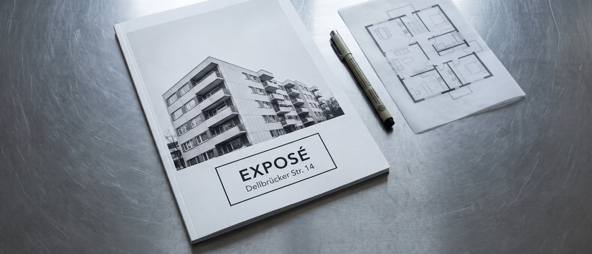 KI-Bild · Das fertige Exposé, gedruckt auf dem Tisch