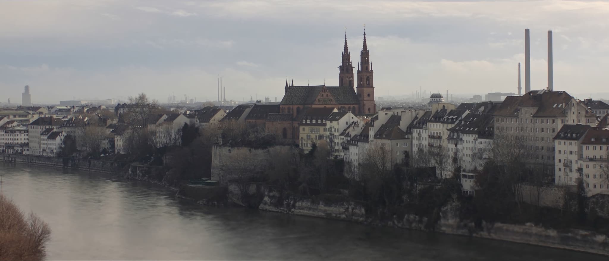 Die Rheinbiegung, die Türme des Münsters über der Altstadt, Schornsteine flussabwärts