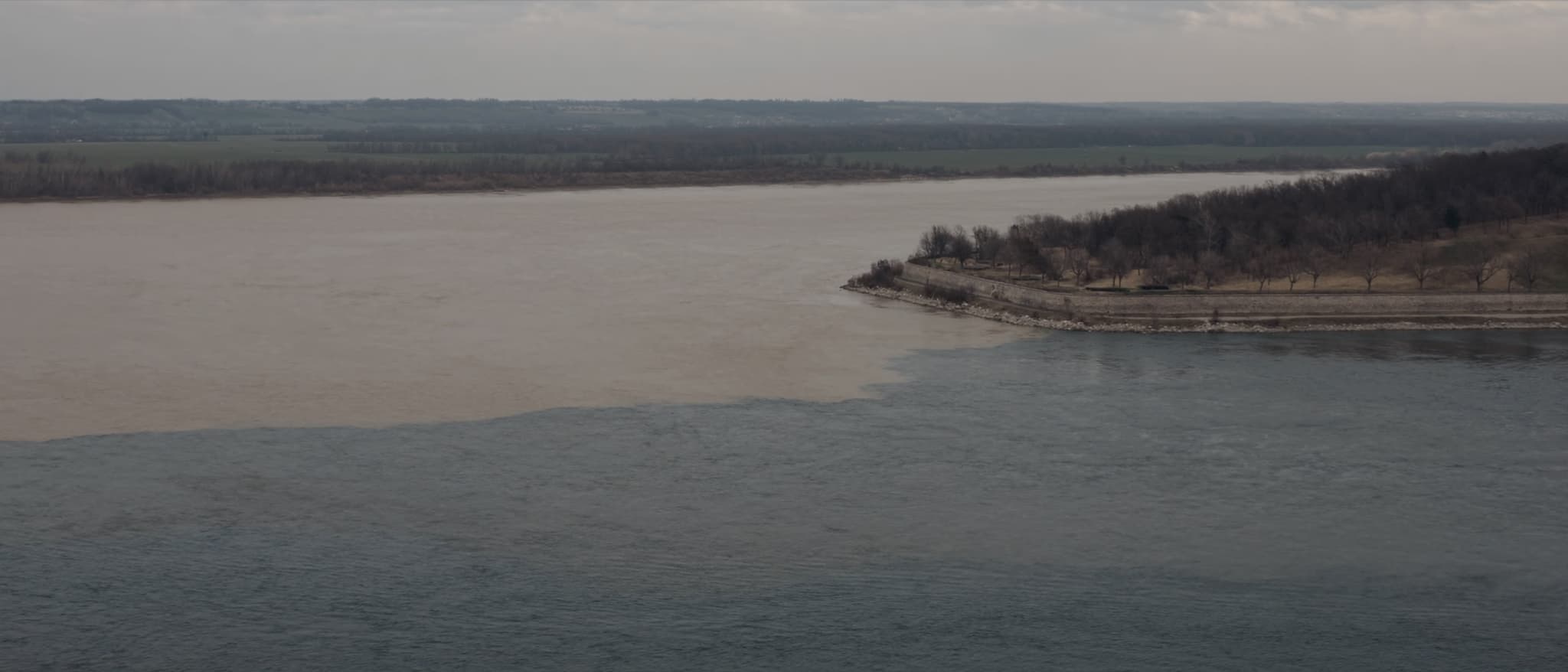 Der Zusammenfluss zweier Ströme, die Ebene dahinter