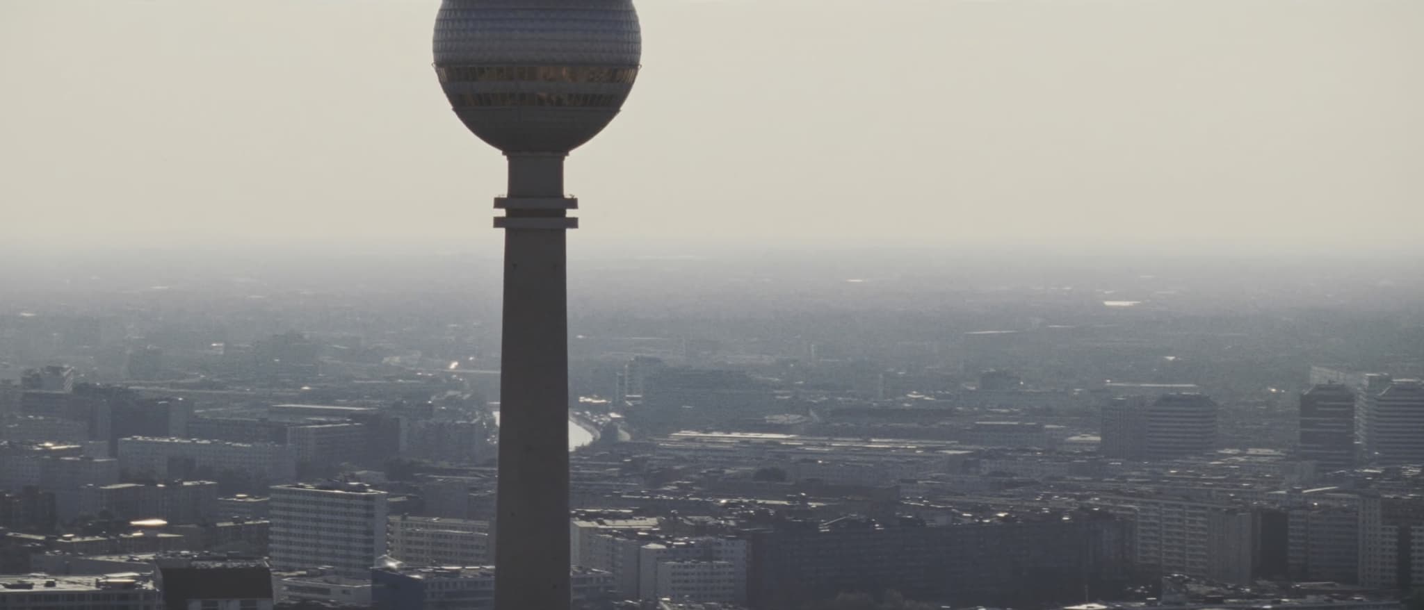Die flache Stadt von oben, der Fernsehturm als einziger senkrechter Strich darin