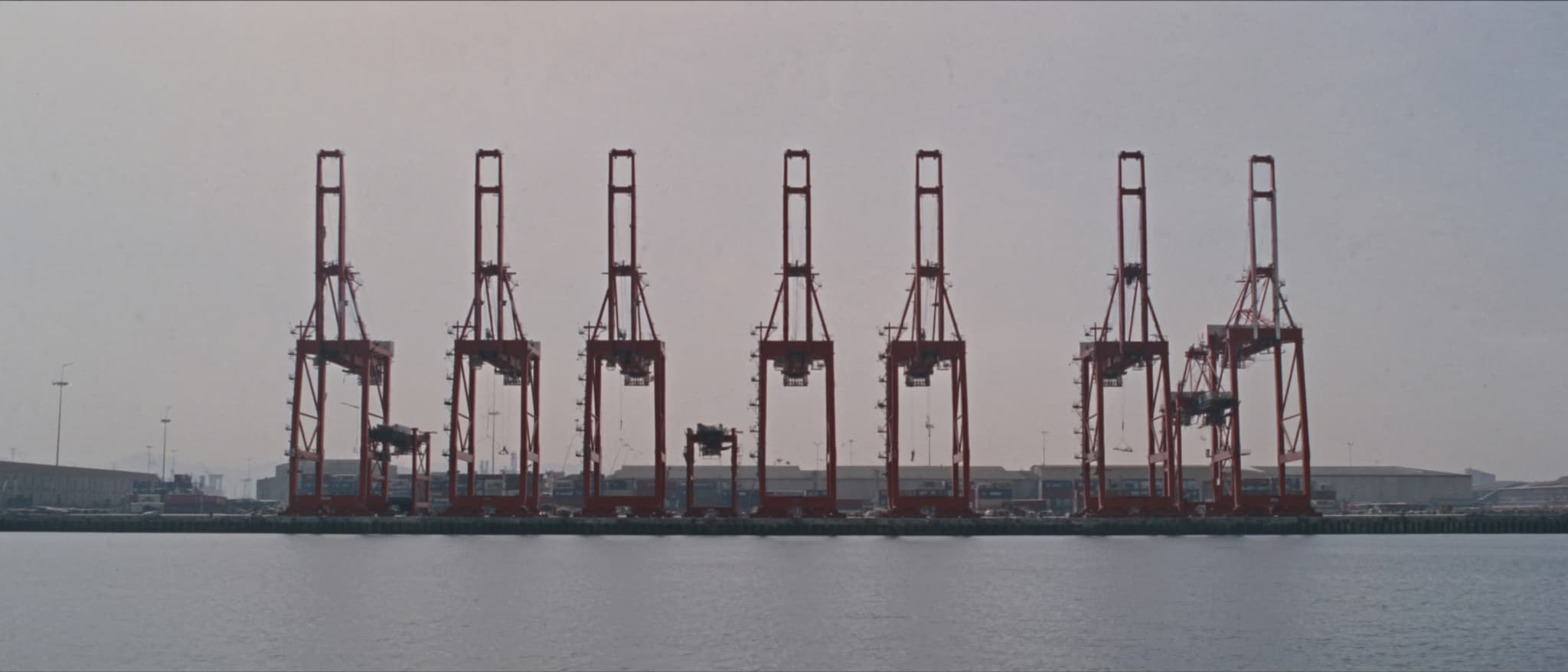 Containerbrücken über dem Hafenbecken, die Kaikante davor
