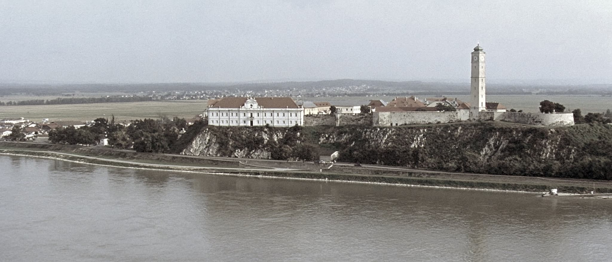Die Festung auf dem Felsen über der Donau, die Ebene dahinter