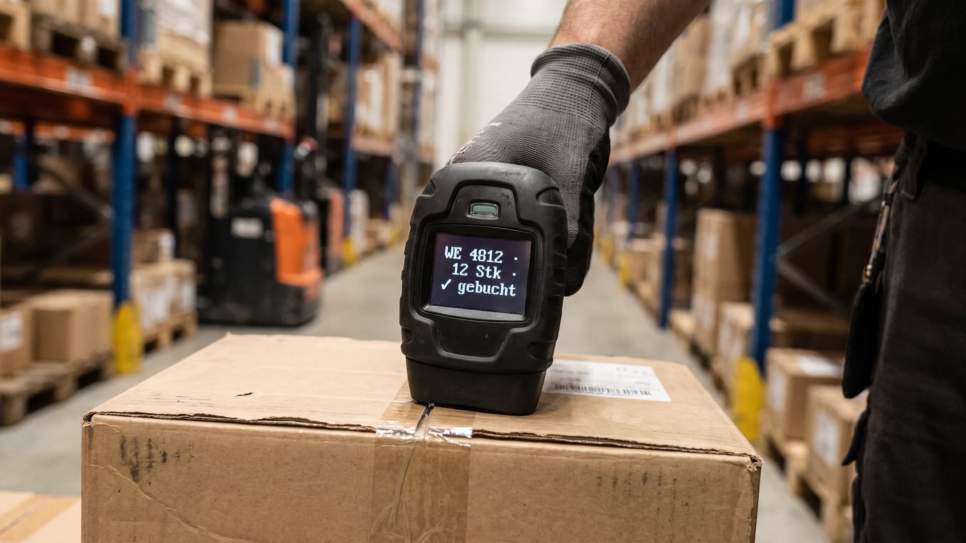 Handscanner über einem Karton, das Display bucht WE 4812